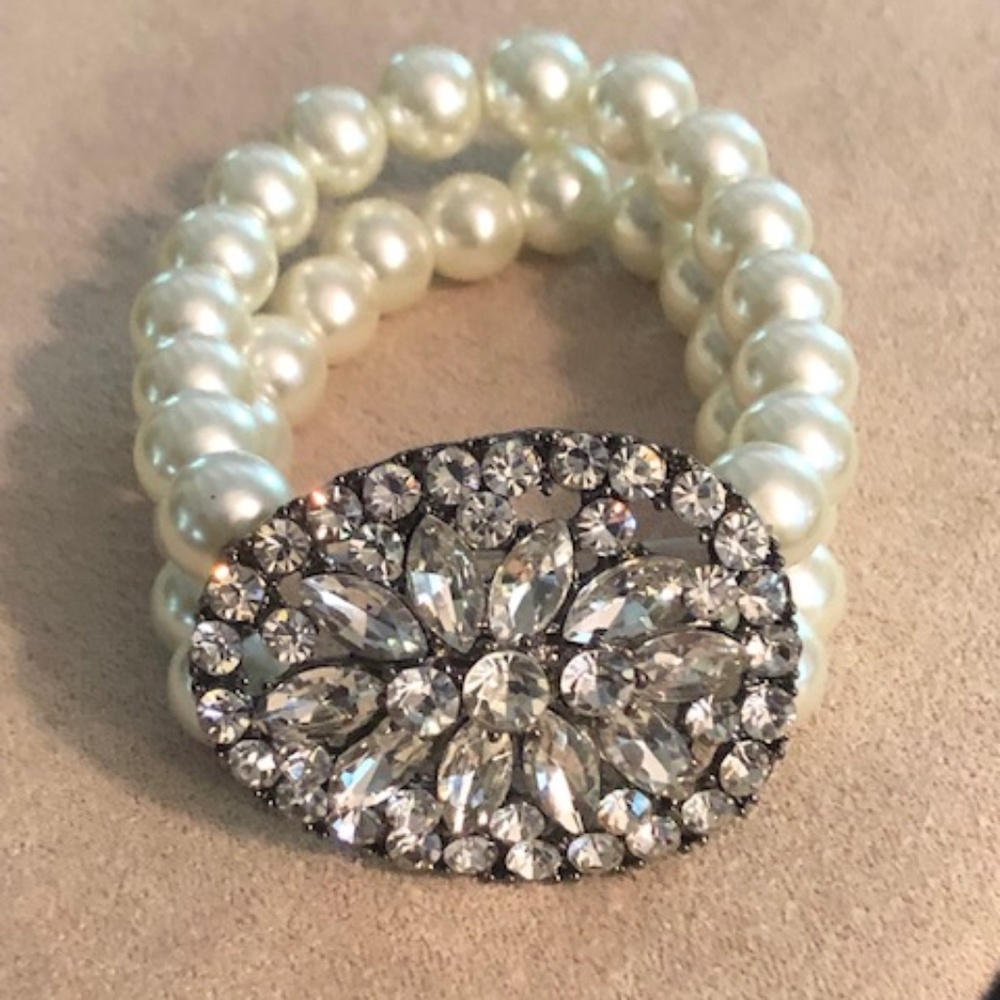 Double-Strand Vintage Inspired Pearl Bracelet with Crystal Brooch